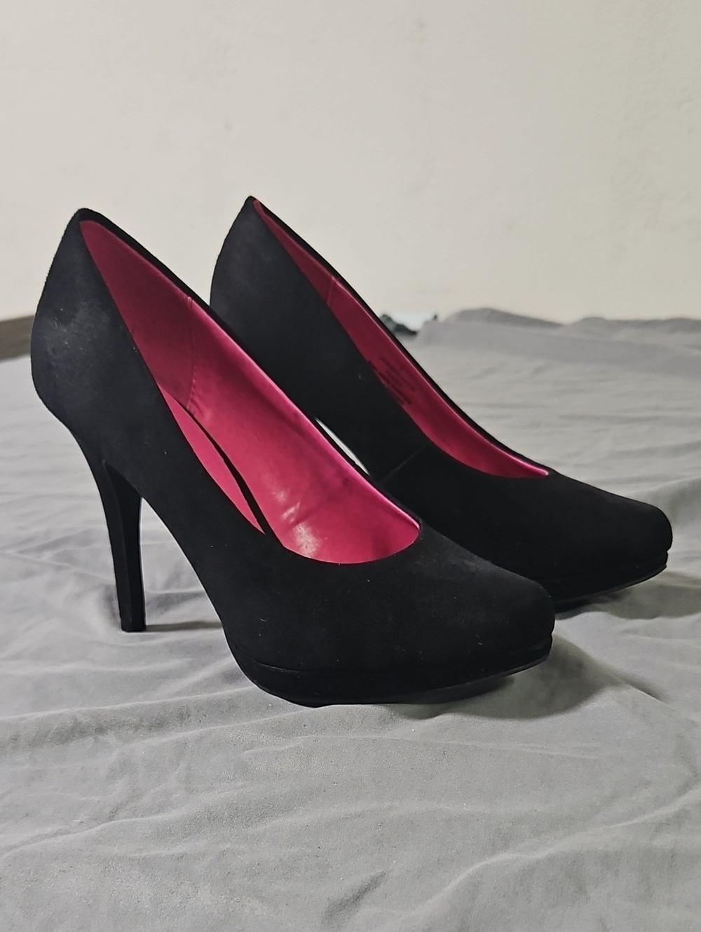 Xappeal Black Pumps with Pink Interior